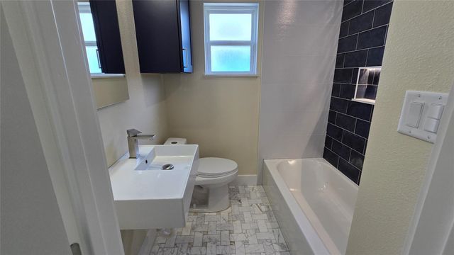 3733 Seabrook Street, Houston, TX 77021