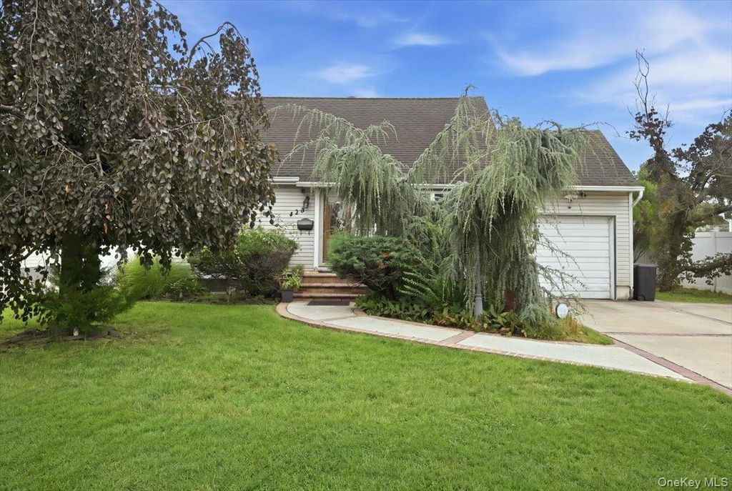 439 39th Street, Lindenhurst, NY 11757