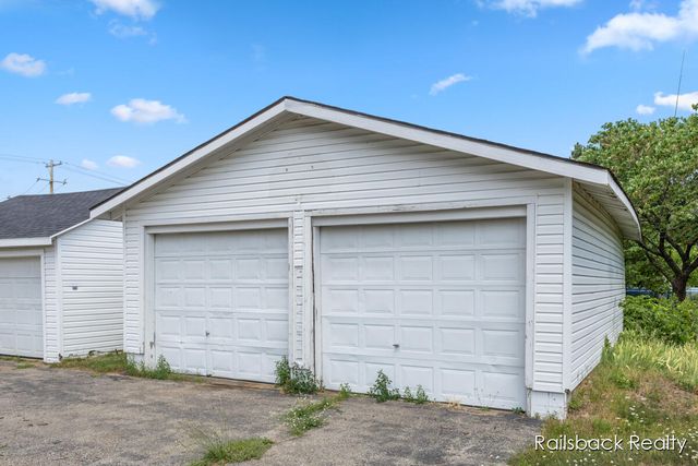 1408 E Pine Hill Avenue, White Cloud, MI 49349