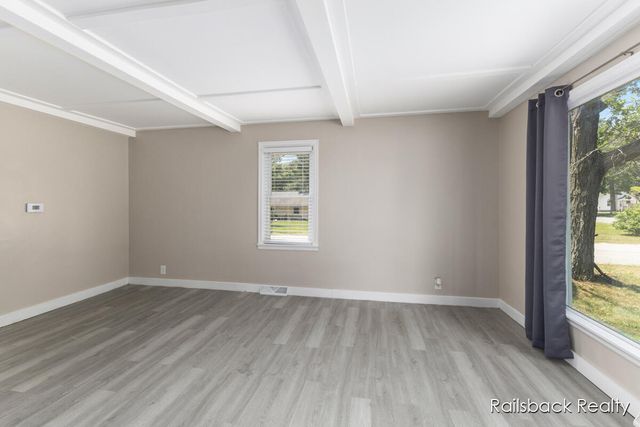 1408 E Pine Hill Avenue, White Cloud, MI 49349