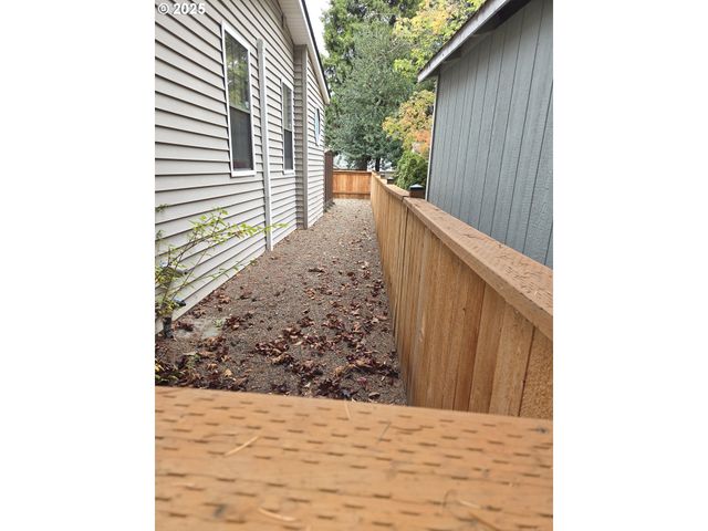 1475 GREEN ACRES Rd 83, Eugene, OR 97408