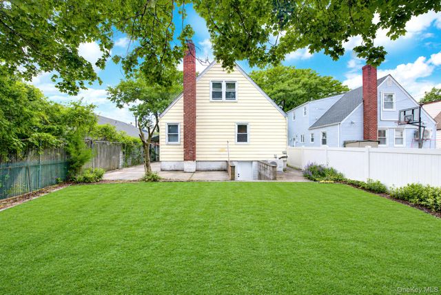 33 McKee Street, Floral Park, NY 11001