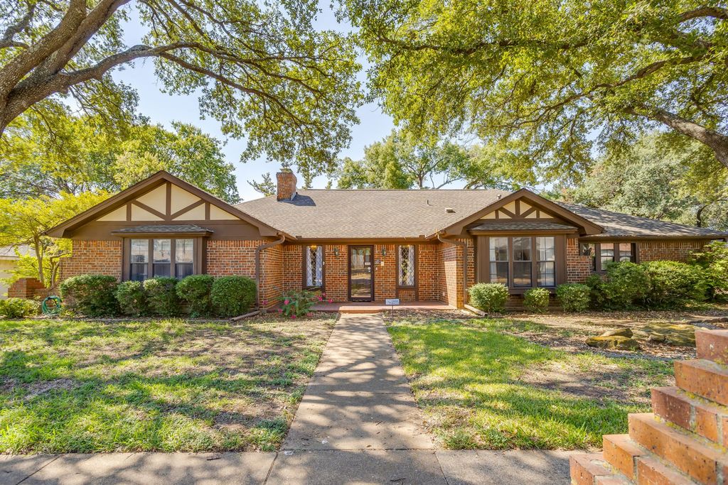 1405 Rockmoor Drive, Edgecliff Village, TX 76134 — exterior