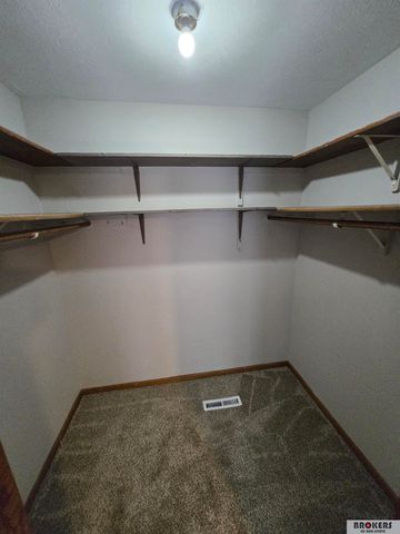 6121 Fleetwood Drive, Lincoln, NE 68516