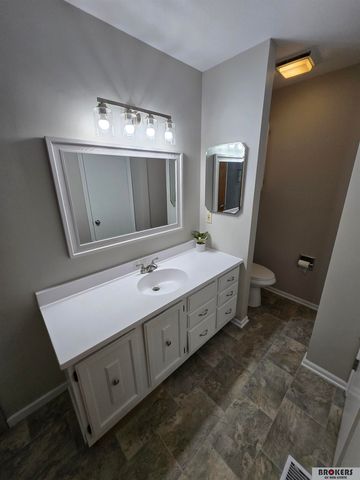 6121 Fleetwood Drive, Lincoln, NE 68516