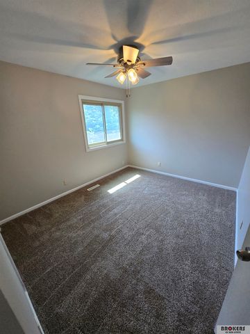 6121 Fleetwood Drive, Lincoln, NE 68516