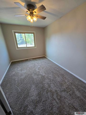 6121 Fleetwood Drive, Lincoln, NE 68516