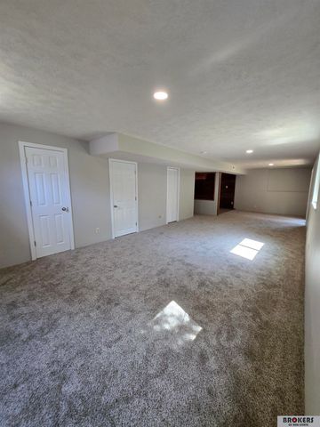 6121 Fleetwood Drive, Lincoln, NE 68516