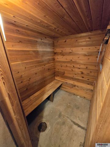 6121 Fleetwood Drive, Lincoln, NE 68516