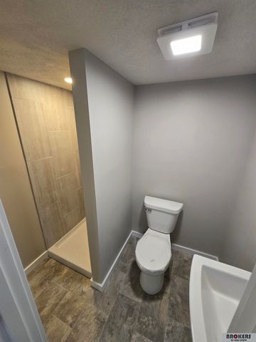 6121 Fleetwood Drive, Lincoln, NE 68516