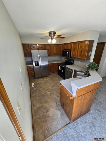 6121 Fleetwood Drive, Lincoln, NE 68516