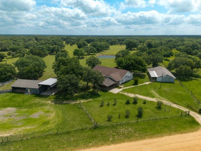 1009 Private Road 1024, Hallettsville, TX 77964