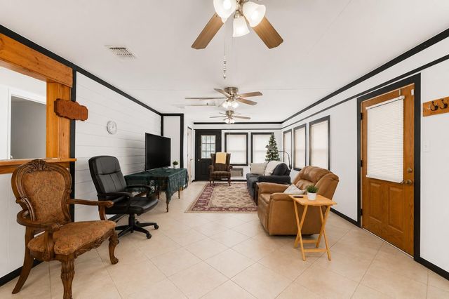 1009 Private Road 1024, Hallettsville, TX 77964