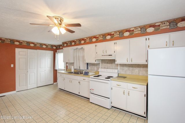 221 Lynn Dr, Lawrenceburg, KY 40342