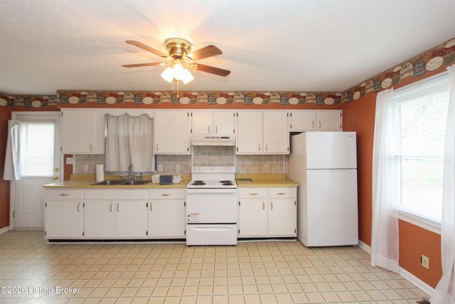 221 Lynn Dr, Lawrenceburg, KY 40342