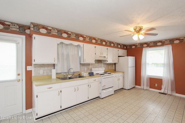 221 Lynn Dr, Lawrenceburg, KY 40342