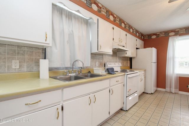 221 Lynn Dr, Lawrenceburg, KY 40342