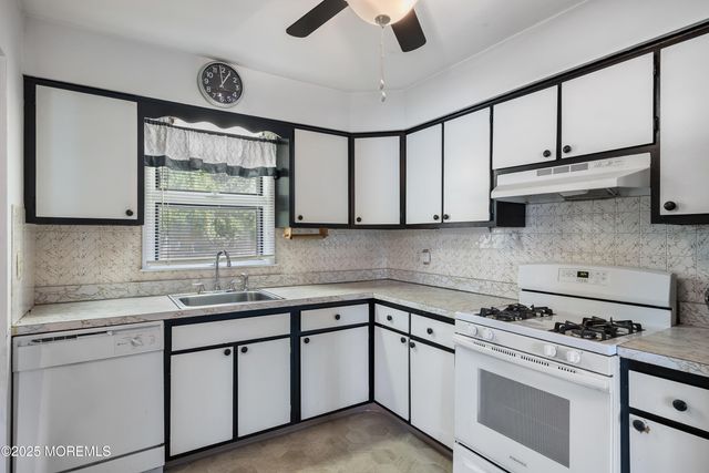 1074 Edgebrook Drive S, Toms River, NJ 08757