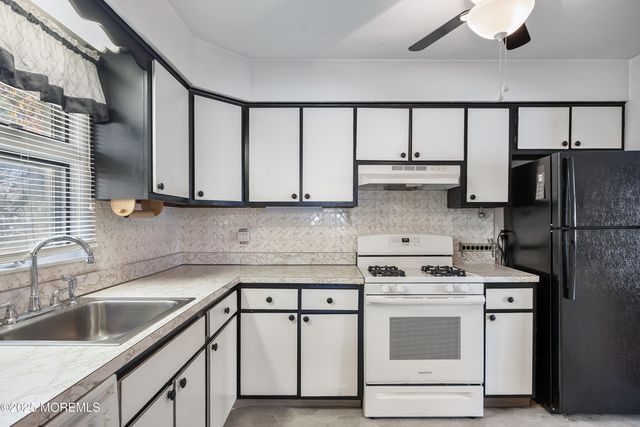 1074 Edgebrook Drive S, Toms River, NJ 08757