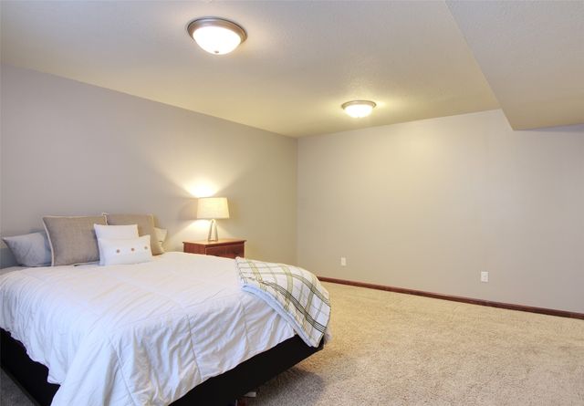 908 35th Street SW, Bondurant, IA 50035