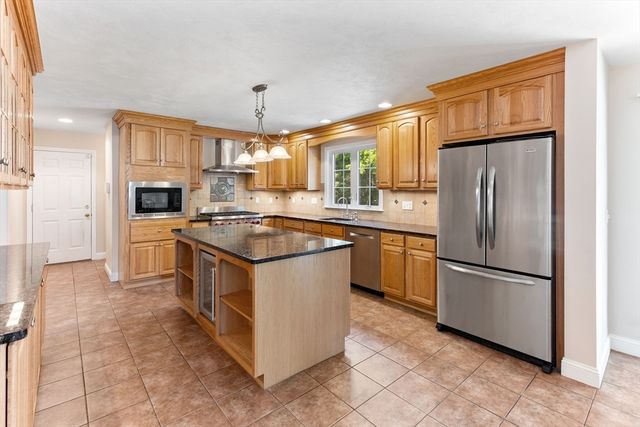 79 Foxwood Lane, Raynham, MA 02767