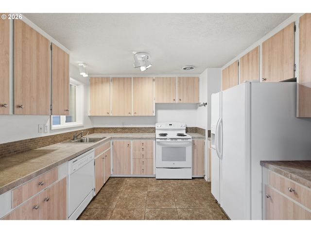 1390 ASTOR Way, Woodburn, OR 97071