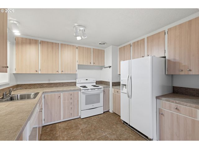 1390 ASTOR Way, Woodburn, OR 97071