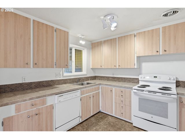 1390 ASTOR Way, Woodburn, OR 97071