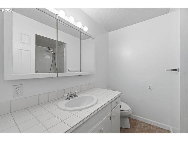 1390 ASTOR Way, Woodburn, OR 97071