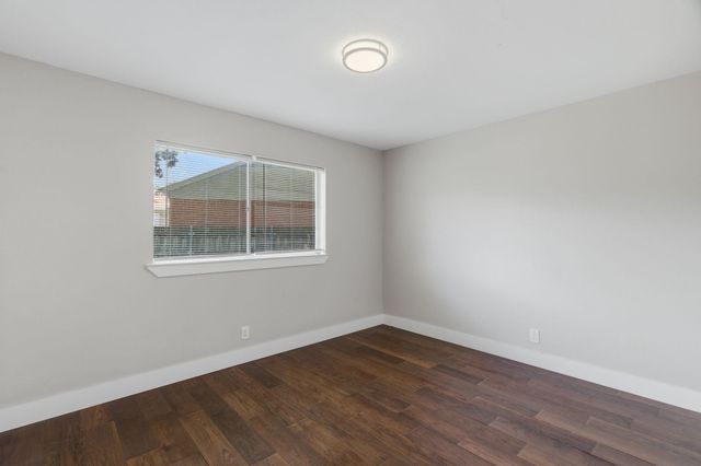 2204 Dunloe Avenue, Dallas, TX 75228