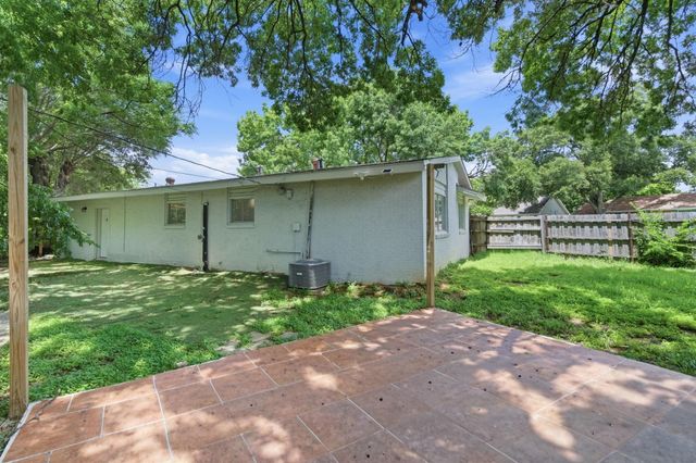 2204 Dunloe Avenue, Dallas, TX 75228