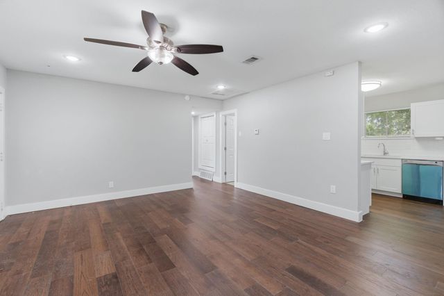 2204 Dunloe Avenue, Dallas, TX 75228