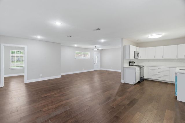 2204 Dunloe Avenue, Dallas, TX 75228