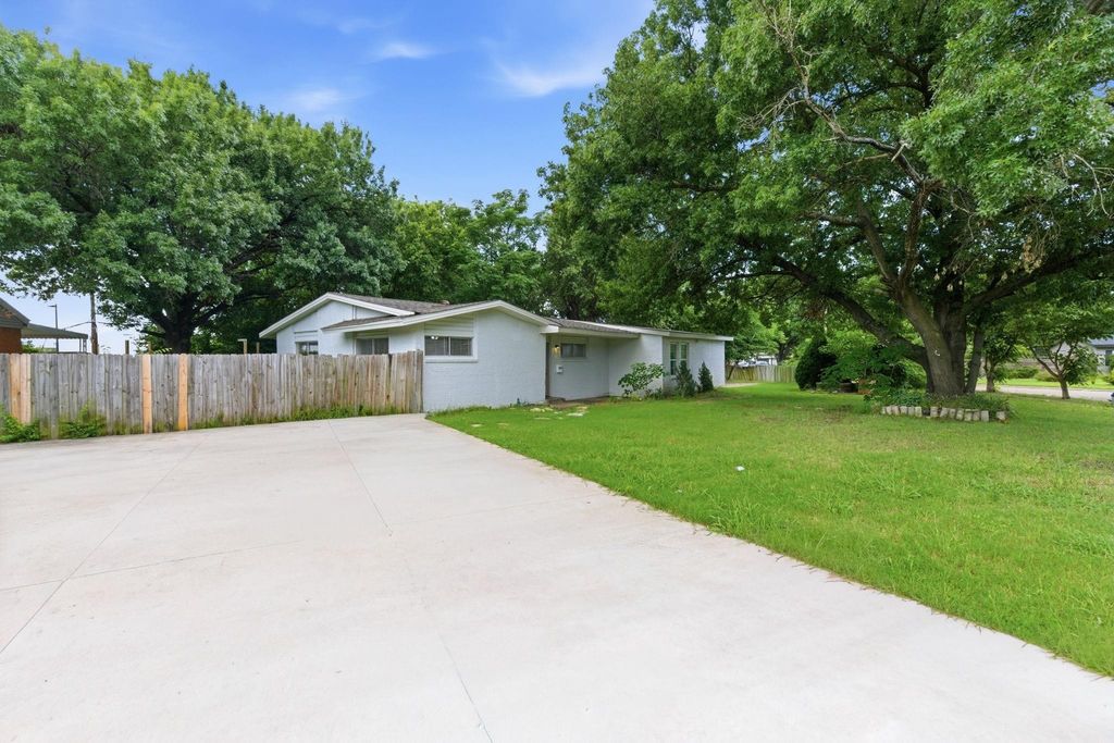2204 Dunloe Avenue, Dallas, TX 75228