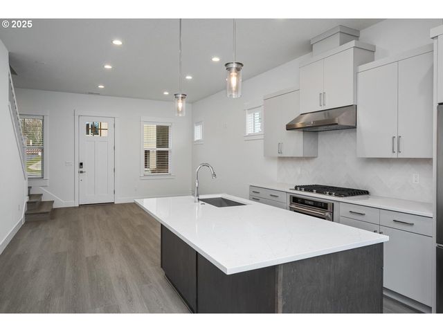 16005 Nw HOLMAN Way, Portland, OR 97229