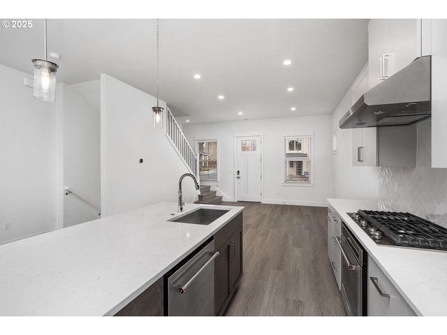 16005 Nw HOLMAN Way, Portland, OR 97229