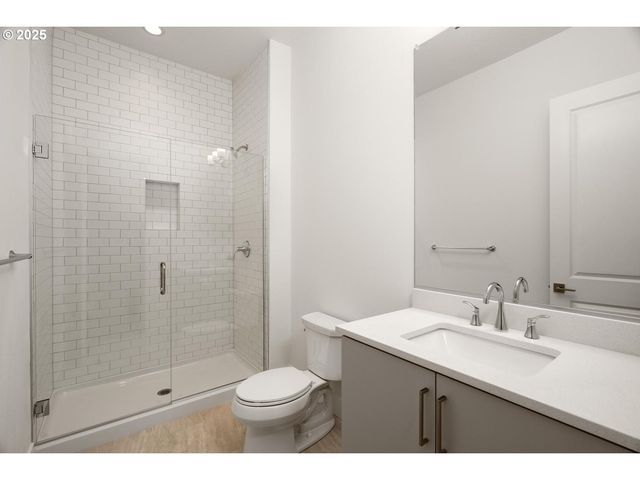 16005 Nw HOLMAN Way, Portland, OR 97229