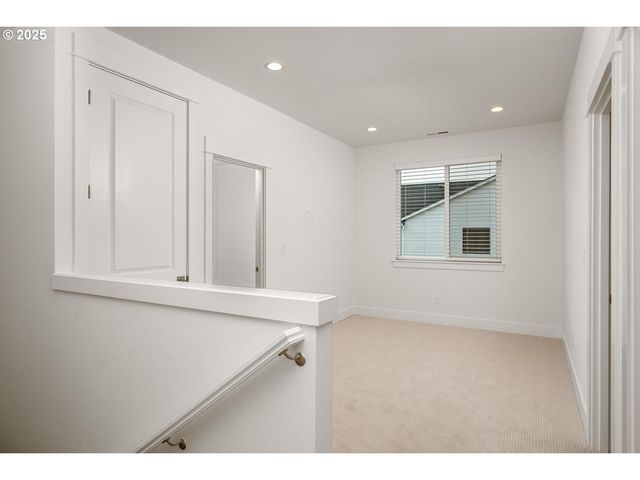 16005 Nw HOLMAN Way, Portland, OR 97229