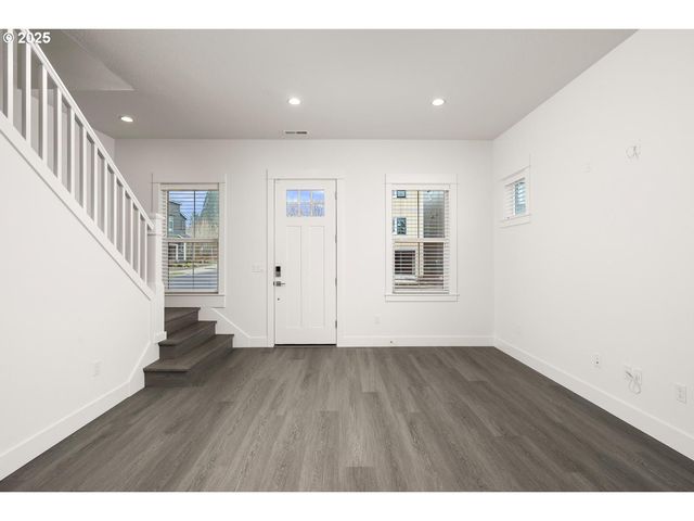 16005 Nw HOLMAN Way, Portland, OR 97229