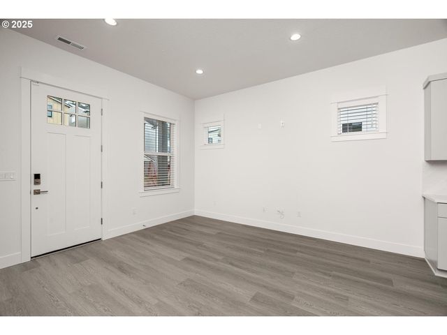 16005 Nw HOLMAN Way, Portland, OR 97229