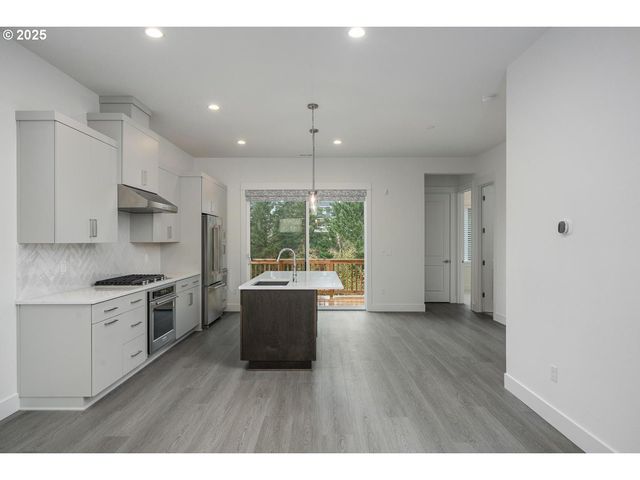 16005 Nw HOLMAN Way, Portland, OR 97229