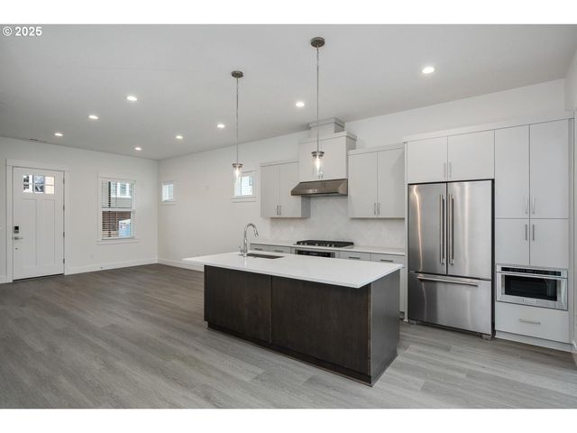 16005 Nw HOLMAN Way, Portland, OR 97229