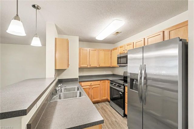 2600 Pennoak Way H, Greensboro, NC 27407