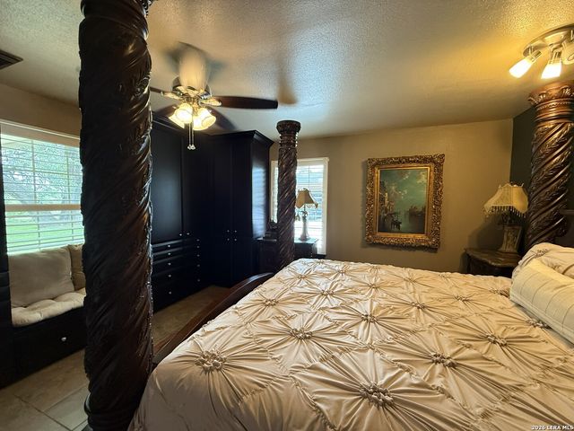 103 MISTY BND, Floresville, TX 78114