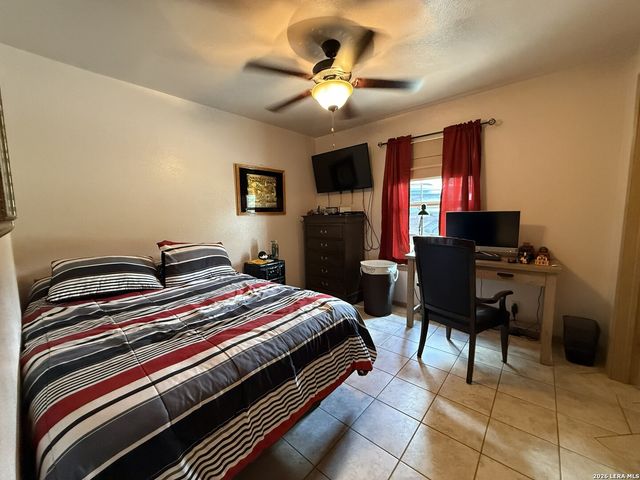 103 MISTY BND, Floresville, TX 78114