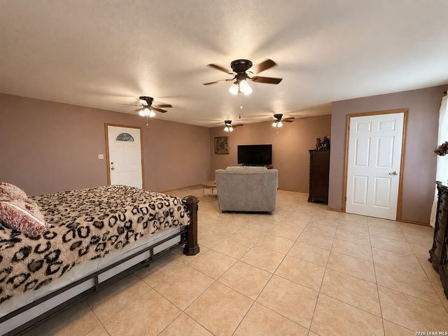 103 MISTY BND, Floresville, TX 78114