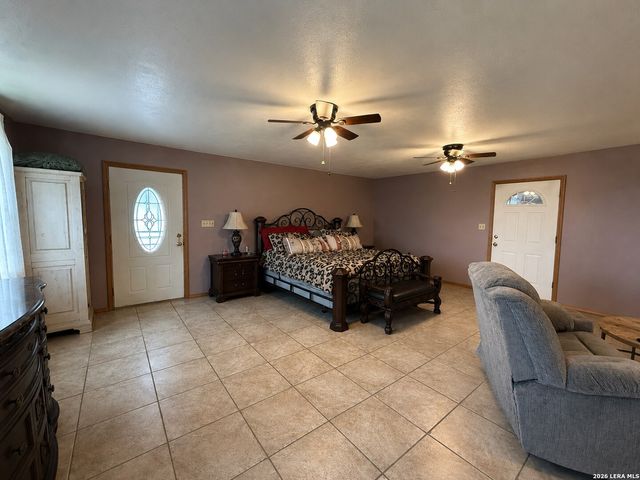 103 MISTY BND, Floresville, TX 78114