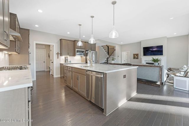 1911 Scenic Lakes Dr, Louisville, KY 40245