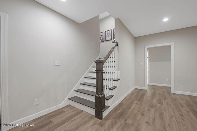 1911 Scenic Lakes Dr, Louisville, KY 40245