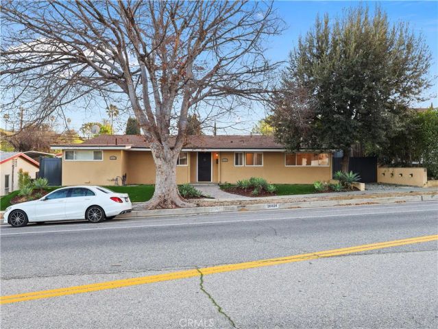 20324 Oxnard Street South, Woodland Hills, CA 91367